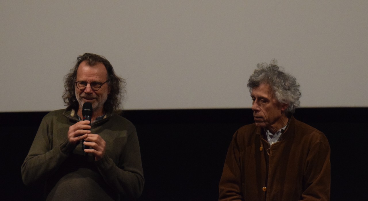 Hervé Alexandre producteur et coprésident du festival Armoricourt et Ricardo Cavallo au cinéma Le Douron présentent le film "Ricardo et la peinture" au public. Photo pyb29
