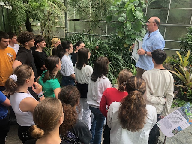 Les élèves attentifs et intéressés à La Passerelle et au Centre Botanique, photo Y. Douguet