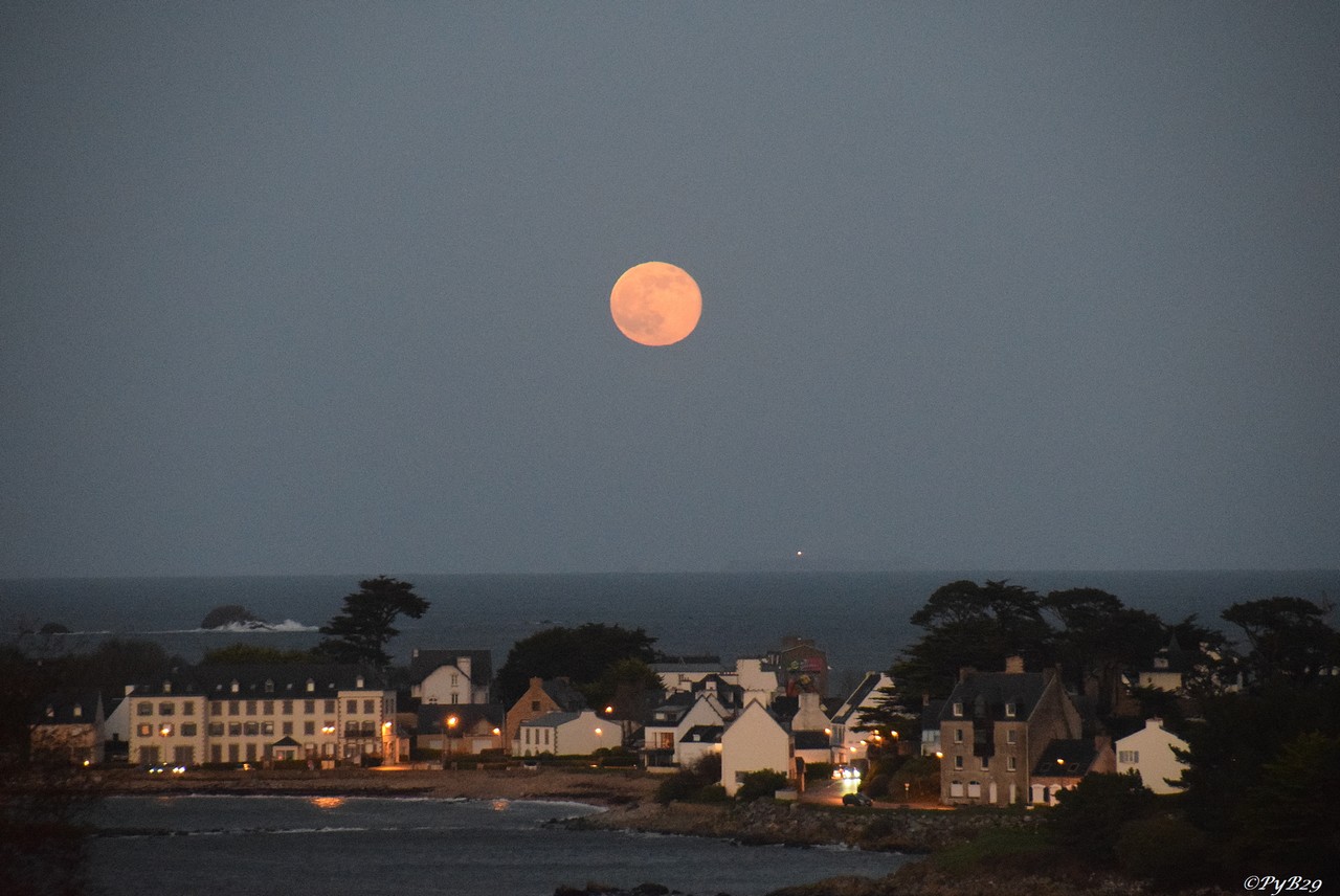Lever de Lune sur l'Anse de Primel, à l'horizon on aperçoit le phare des Triagoz. Photo pyb29